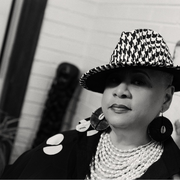 Meet your Posher, Echo - Picture 3 of 4